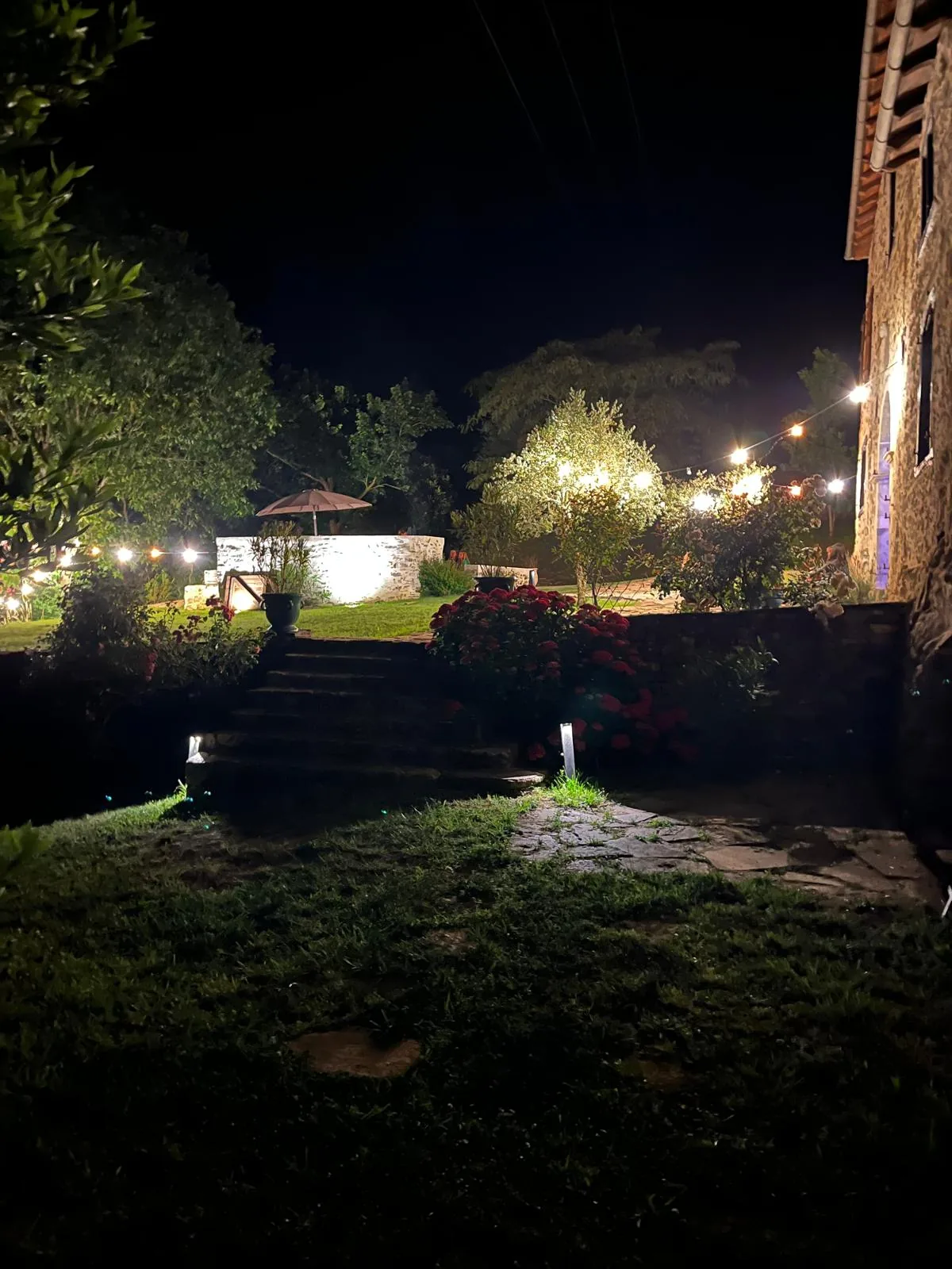 Jardin illuminé pour gîte Pays Basque, maison à louer, grande maison à louer, mariage évènement et location séminaire Pays Basque.